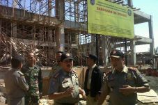 Satpol PP Segel Bangunan...