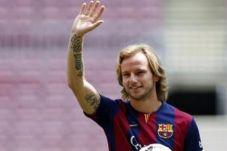 Rakitic Kenakan Kaos...
