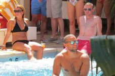 Rooney Dikelilingi Gadis...