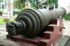 Meriam Ini Telah Menghamili...