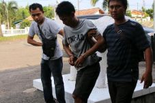 Bakar Mobil Kepala Pasar,...