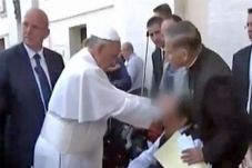 Paus Francis Dukung...