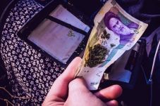 Remaja Iran Isap Ganja...