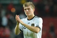 Kroos Puji Lini Tengah...