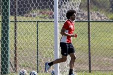 Fellaini Tunda Bicarakan...