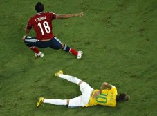 Diterjang Zuniga, Neymar...