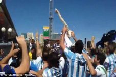 Fans Argentina Berpesta...