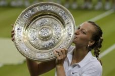 Kvitova Angkat Trofi...