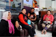 Tertipu, Puluhan Warga...