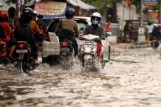Tergenang, Hindari Jalan...