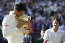 Djokovic Cium Trofi...