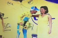 Gadis Podium Tolak Cium...
