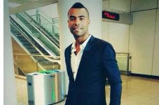 Roma Sambut Ashley Cole