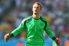 Aksi Neuer Buat Dino...