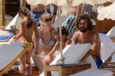 Pirlo dan Keluarga Nikmati...