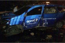 Mobil Trans 7 Tabrak...