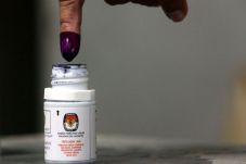 Jokowi dan Istri Celupkan...