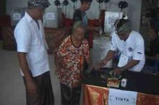 Puluhan Lansia Dituntun...