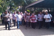 Mega Didampingi Keluarga...