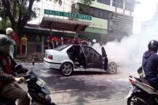BMW Terbakar di Depan...