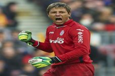 Diego Alves Bertahan...