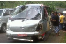 Ambulans Seruduk Tebing,...