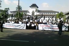Aksi di Depan Gedung...