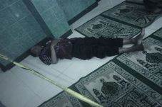 Tiduran di Masjid, Seorang...