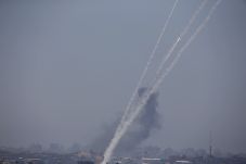 Hamas Terus Tembakkan...