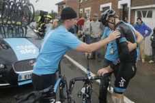 Froome Alami Patah Tulang