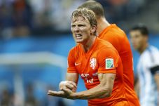 Kuyt Incar Obat Penawar...