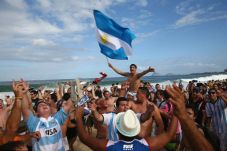 Fans Argentina Kepung...