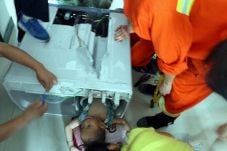 Terpeleset, Bocah China...