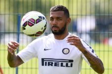 Yann MVila Resmi Berkostum...