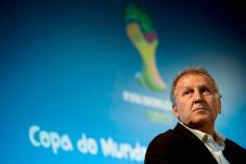 Zico Desak Brazil Hentikan...