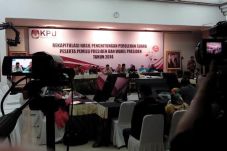 Ketua KPU Buka Pleno...