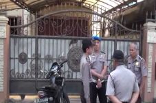 Polisi Gerebek Markas...