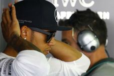 Hamilton Tabrak Pembatas