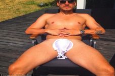 Bugil, Bendtner Tutupi...