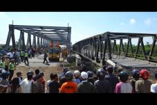 Perbaikan Jembatan Comal...