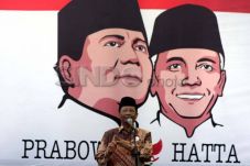 Mahfud MD Serahkan Mandat...