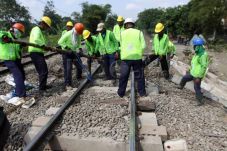 Puluhan Baut Rel Kereta...
