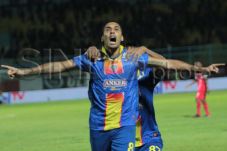 Arema Lepas Pilar Lawan...