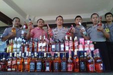 Ratusan Botol Miras...