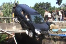 Sopir Mengantuk, Mobil...