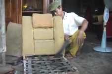 Tukang Reparasi Kursi...