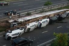 11 Mobil Mewah Hancur...