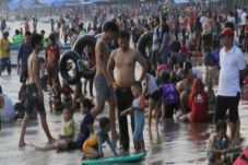 Ribuan Wisatawan Serbu...