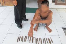 Curi Besi Timbangan,...