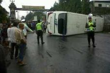 Bus Terguling, Empat...
